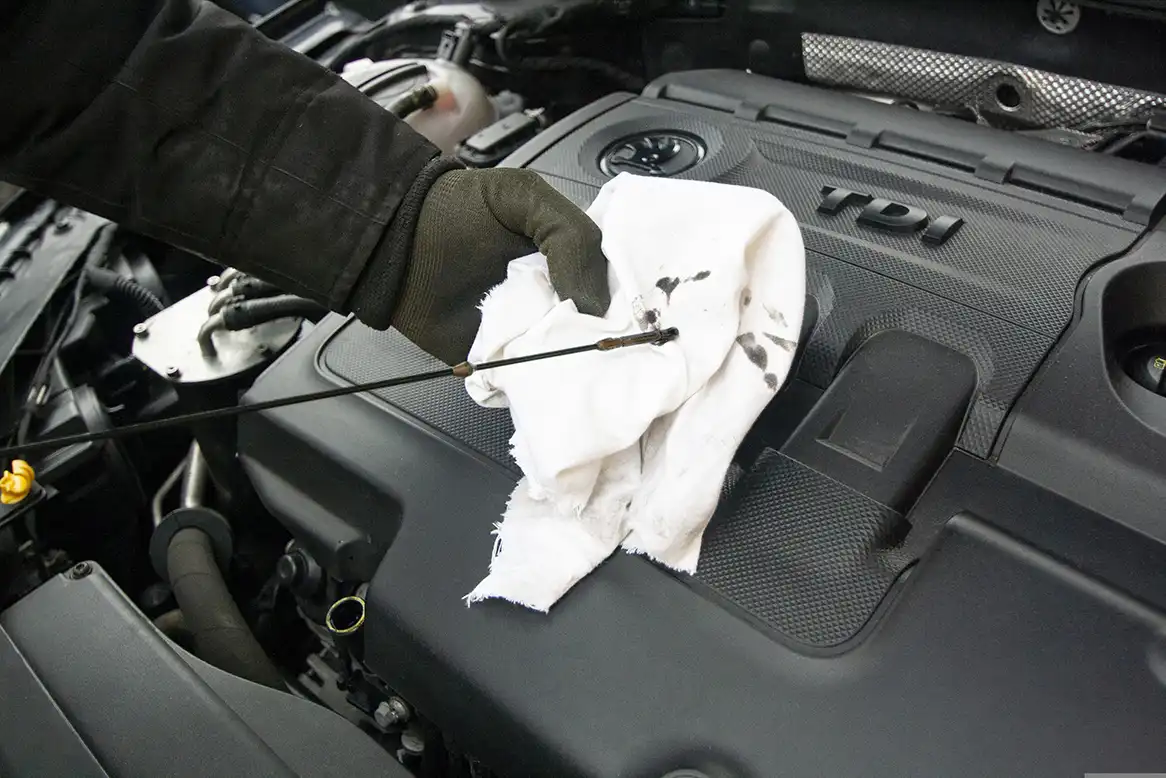 Ölmessstab Motoröl prüfen Autoservice Laufenburg